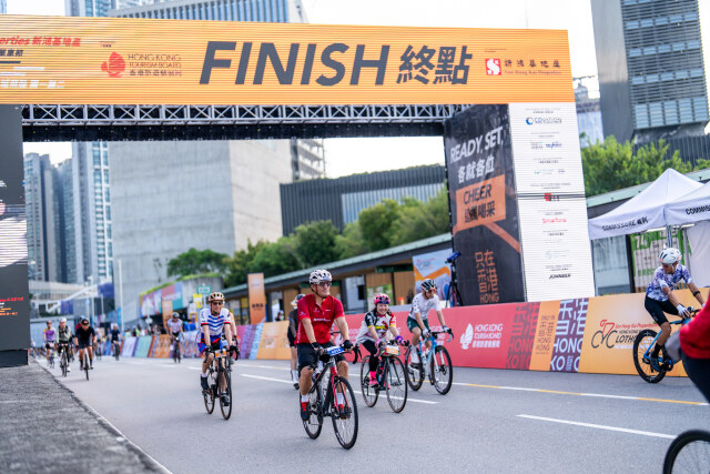 相簿封面:32 km Ride Participants (Finish Area at Museum Drive)